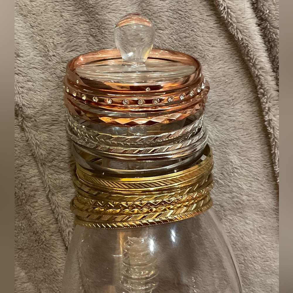 Bangles:vintage a lot/set of 19 medal/platedtoned 4 rose gold 7 silver 8 y/gold.